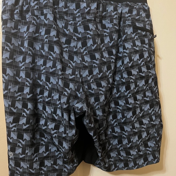 Lululemon Men’s Lined shorts. (M/L) - Picture 5 of 5